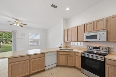 House in Boynton Beach, Florida 4 bedrooms, 244.61 sq.m. № 2000185 - photo 8