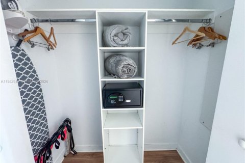 Condominio en venta en Hallandale Beach, Florida, 2 dormitorios, 94.76 m2 № 2049807 - foto 19