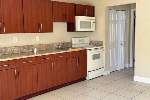 Casa en alquiler en Hialeah, Florida, 1 dormitorio, 65.03 m2 № 2018810 - foto 2