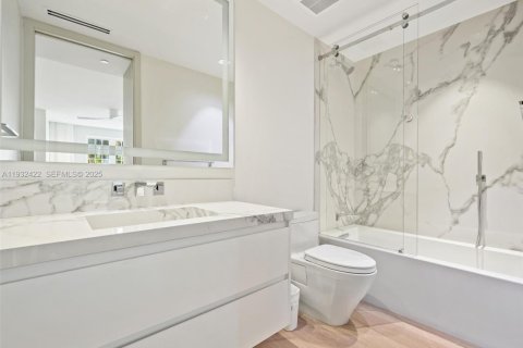 Condominio en venta en Miami Beach, Florida, 3 dormitorios, 235.04 m2 № 2035101 - foto 24