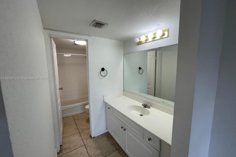 Copropriété à louer à Doral, Floride: 2 chambres, 98.57 m2 № 1956641 - photo 11