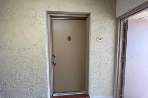 Copropriété à louer à Doral, Floride: 2 chambres, 98.57 m2 № 1956641 - photo 1
