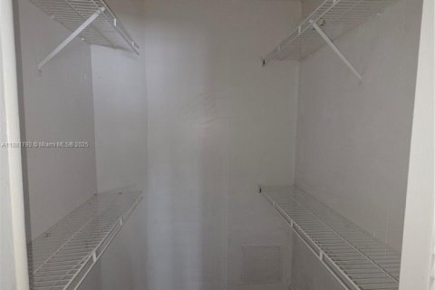 Condominio en alquiler en Miami, Florida, 2 dormitorios, 91.97 m2 № 1924732 - foto 14