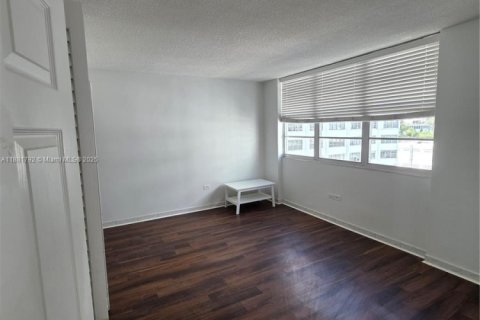 Condominio en alquiler en Miami, Florida, 2 dormitorios, 91.97 m2 № 1924732 - foto 13