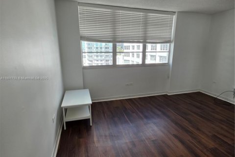 Condominio en alquiler en Miami, Florida, 2 dormitorios, 91.97 m2 № 1924732 - foto 17