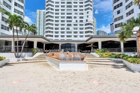 Condominio en alquiler en Miami, Florida, 2 dormitorios, 91.97 m2 № 1924732 - foto 23