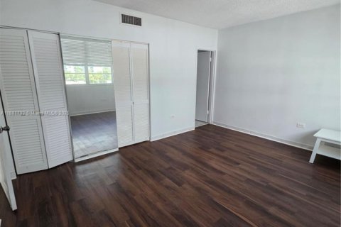 Condominio en alquiler en Miami, Florida, 2 dormitorios, 91.97 m2 № 1924732 - foto 15