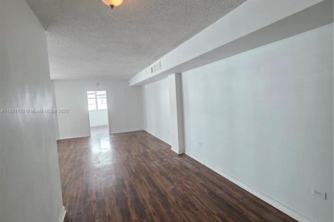 Condominio en alquiler en Miami, Florida, 2 dormitorios, 91.97 m2 № 1924732 - foto 3