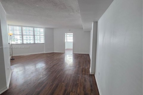 Condominio en alquiler en Miami, Florida, 2 dormitorios, 91.97 m2 № 1924732 - foto 1