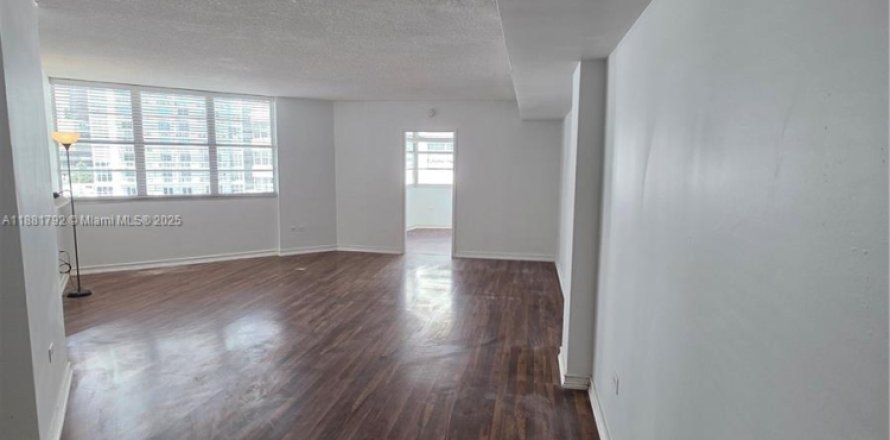 Condominio en Miami, Florida, 2 dormitorios № 1924732