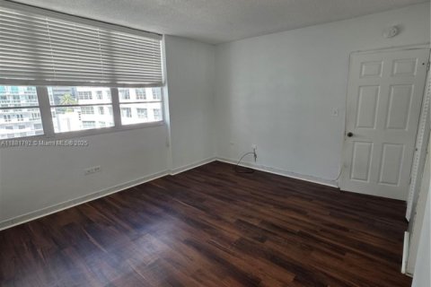 Condominio en alquiler en Miami, Florida, 2 dormitorios, 91.97 m2 № 1924732 - foto 16