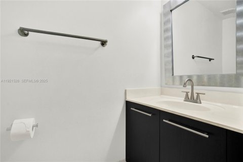 Touwnhouse à vendre à Miami, Floride: 3 chambres, 107.77 m2 № 1976664 - photo 12