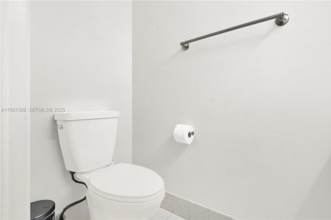Touwnhouse à vendre à Miami, Floride: 3 chambres, 107.77 m2 № 1976664 - photo 13