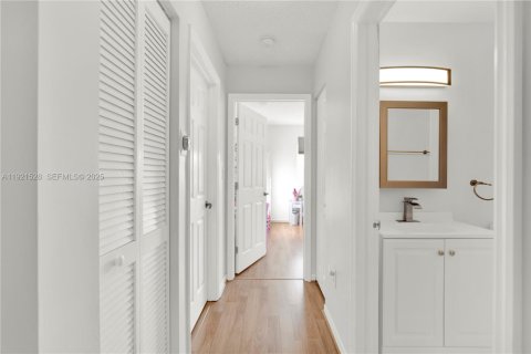 Touwnhouse à vendre à Miami, Floride: 3 chambres, 107.77 m2 № 1976664 - photo 21