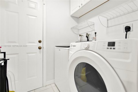 Touwnhouse à vendre à Miami, Floride: 3 chambres, 107.77 m2 № 1976664 - photo 15