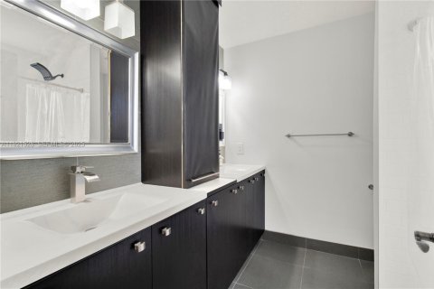 Touwnhouse à vendre à Miami, Floride: 3 chambres, 107.77 m2 № 1976664 - photo 27