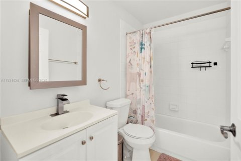 Touwnhouse à vendre à Miami, Floride: 3 chambres, 107.77 m2 № 1976664 - photo 22