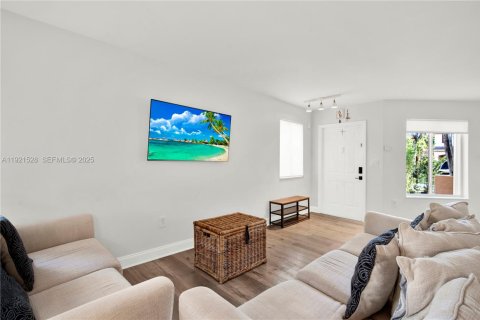 Touwnhouse à vendre à Miami, Floride: 3 chambres, 107.77 m2 № 1976664 - photo 7