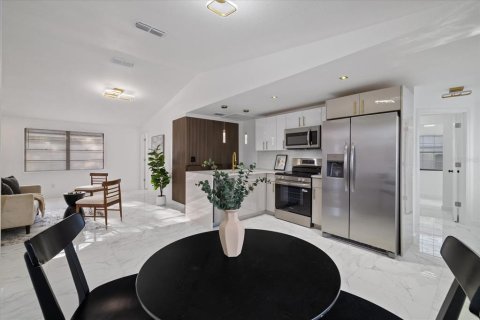 Villa ou maison à vendre à Tampa, Floride: 4 chambres, 108.97 m2 № 2389266 - photo 15