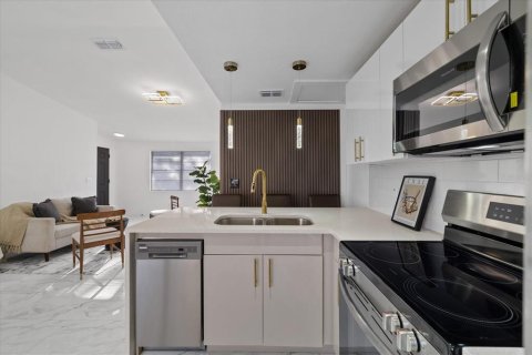 Villa ou maison à vendre à Tampa, Floride: 4 chambres, 108.97 m2 № 2389266 - photo 13