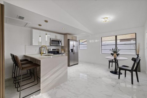 Villa ou maison à vendre à Tampa, Floride: 4 chambres, 108.97 m2 № 2389266 - photo 11