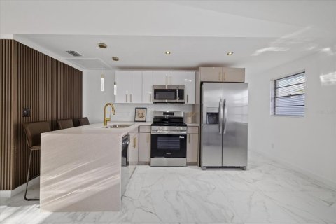 Villa ou maison à vendre à Tampa, Floride: 4 chambres, 108.97 m2 № 2389266 - photo 12