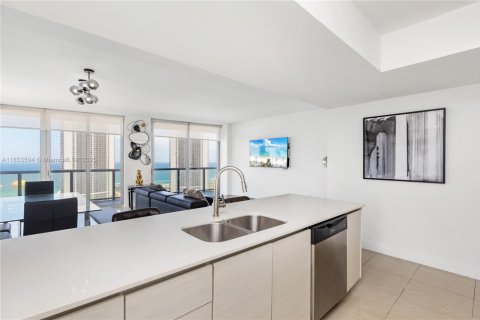 Copropriété à louer à Hallandale Beach, Floride: 3 chambres, 146.51 m2 № 1871693 - photo 3
