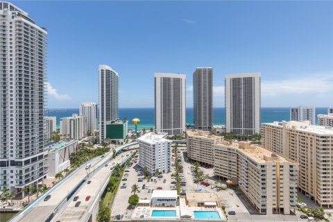Copropriété à louer à Hallandale Beach, Floride: 3 chambres, 146.51 m2 № 1871693 - photo 2
