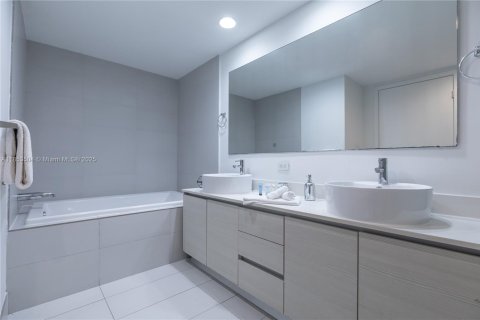 Copropriété à louer à Hallandale Beach, Floride: 3 chambres, 146.51 m2 № 1871693 - photo 10