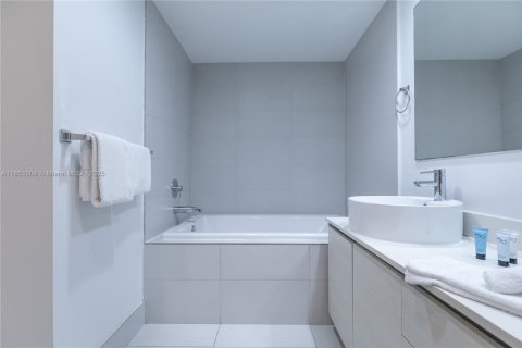 Copropriété à louer à Hallandale Beach, Floride: 3 chambres, 146.51 m2 № 1871693 - photo 11