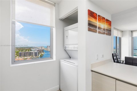Copropriété à louer à Hallandale Beach, Floride: 3 chambres, 146.51 m2 № 1871693 - photo 5