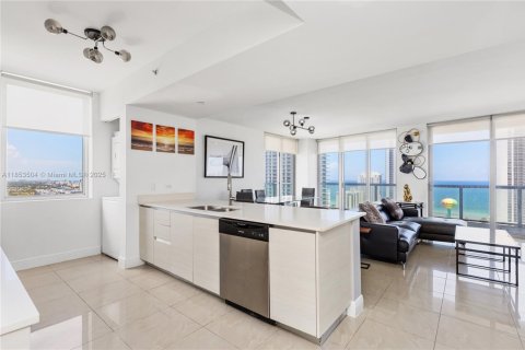 Copropriété à louer à Hallandale Beach, Floride: 3 chambres, 146.51 m2 № 1871693 - photo 1