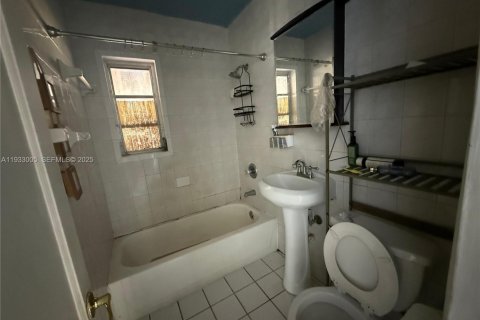 House in Miami, Florida 2 bedrooms, 137.96 sq.m. № 1992360 - photo 21