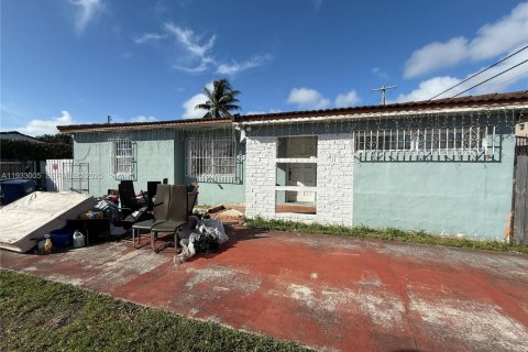 House in Miami, Florida 2 bedrooms, 137.96 sq.m. № 1992360 - photo 3