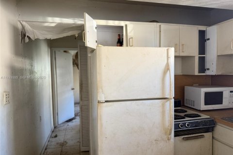 House in Miami, Florida 2 bedrooms, 137.96 sq.m. № 1992360 - photo 12