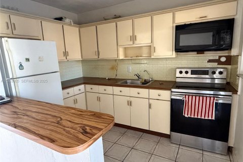 House in Miami, Florida 2 bedrooms, 137.96 sq.m. № 1992360 - photo 18