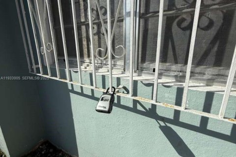 House in Miami, Florida 2 bedrooms, 137.96 sq.m. № 1992360 - photo 8