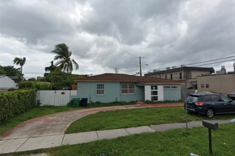 House in Miami, Florida 2 bedrooms, 137.96 sq.m. № 1992360 - photo 1