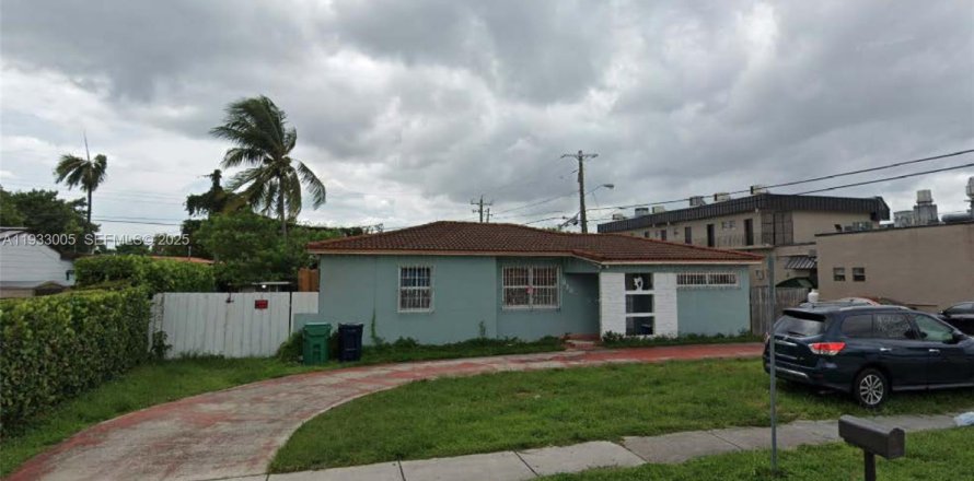 House in Miami, Florida 2 bedrooms, 137.96 sq.m. № 1992360