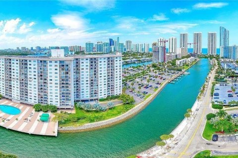 Copropriété à louer à Sunny Isles Beach, Floride: 43.48 m2 № 1710949 - photo 1