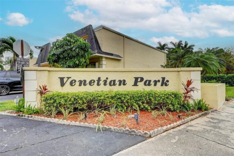 Condo in Hallandale Beach, Florida, 3 bedrooms  № 957070 - photo 1