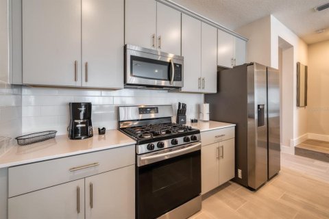 Townhouse in Four Corners, Florida 3 bedrooms, 168.25 sq.m. № 1810930 - photo 2