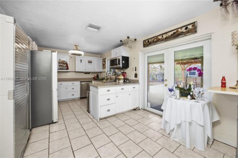 House in Cape Coral, Florida 4 bedrooms, 130.43 sq.m. № 2155081 - photo 21