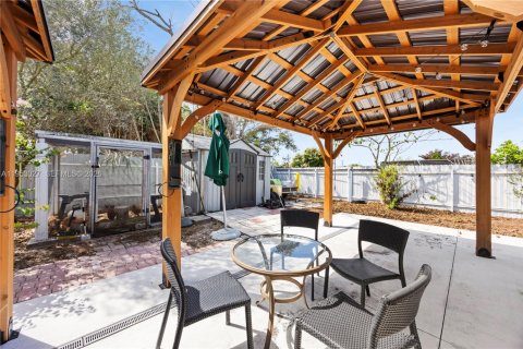House in Cape Coral, Florida 4 bedrooms, 130.43 sq.m. № 2155081 - photo 27