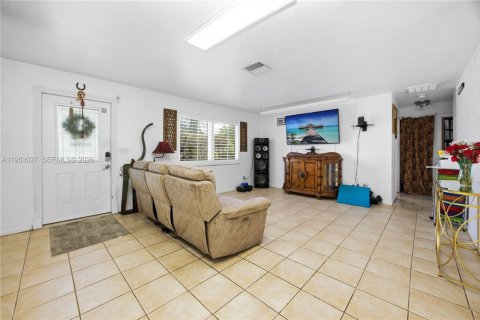 House in Cape Coral, Florida 4 bedrooms, 130.43 sq.m. № 2155081 - photo 12