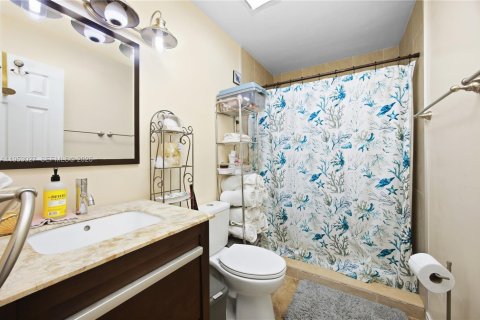 House in Cape Coral, Florida 4 bedrooms, 130.43 sq.m. № 2155081 - photo 16