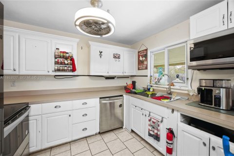 House in Cape Coral, Florida 4 bedrooms, 130.43 sq.m. № 2155081 - photo 24