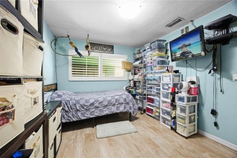 House in Cape Coral, Florida 4 bedrooms, 130.43 sq.m. № 2155081 - photo 8