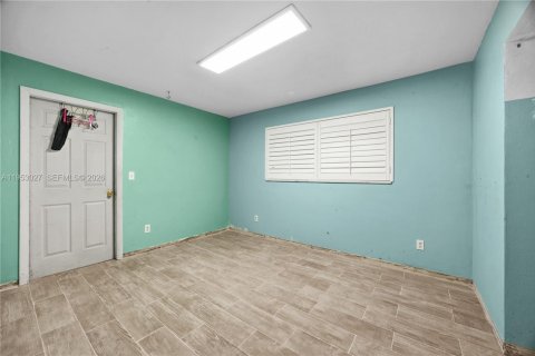 House in Cape Coral, Florida 4 bedrooms, 130.43 sq.m. № 2155081 - photo 14