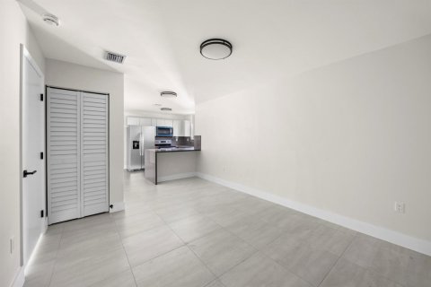 Touwnhouse à louer à Miami, Floride: 3 chambres, 101.91 m2 № 2279032 - photo 7